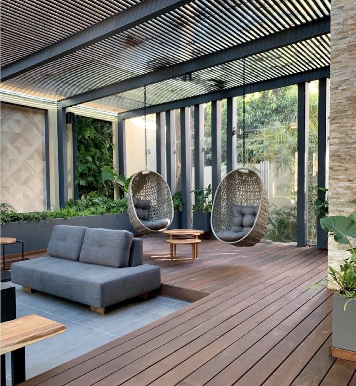 Casa con piso de madera y techo de pérgola en Jalisco México